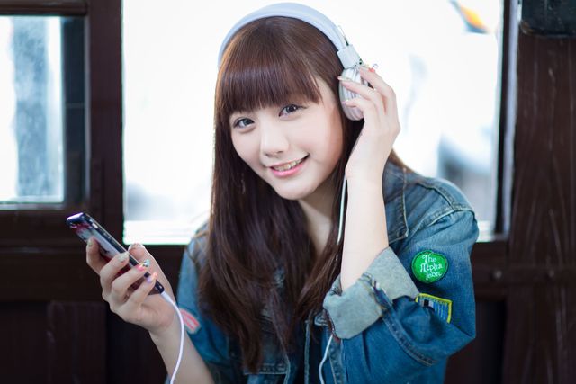 Finger, Hairstyle, Mobile phone, Gadget, Bangs, Jacket, Communication Device, Portable communications device, Telephony, Smartphone, 