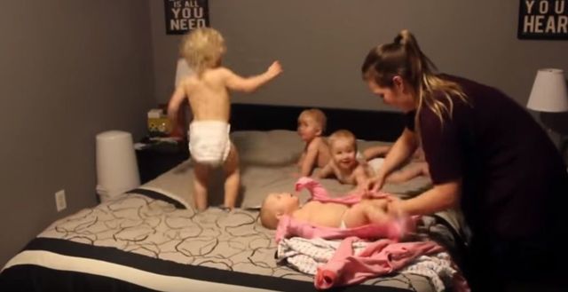 ママ VS 赤ちゃんたちの「お着替えバトル」動画がすごい