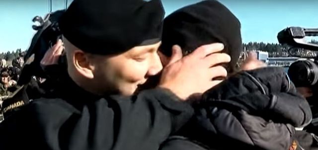 史上初！ゲイカップルが"海軍伝統のキス"を披露