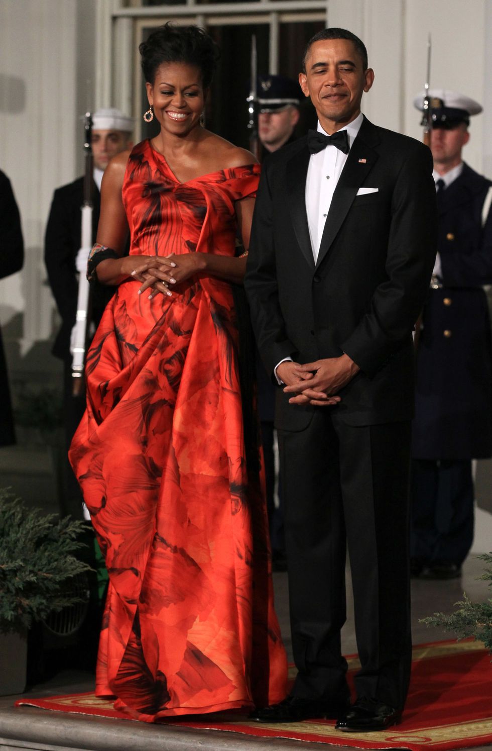 <p>さてさて、そんなミシェルが過去に物議を醸し出したドレスがこちら。2011年、同じく中国の胡錦濤国家主席を迎えた晩餐会でのこと。彼女が選んだのはイギリスのブランド「Alexander McQueen」（アレキサンダー・マックイーン）の、中国国旗を思わせる鮮やかなレッド。しかし、米国ファッション協議会CFDAの代表ダイアン・フォン・ファステンバーグとオスカー・デ・ラ・レンタは「アメリカのデザイナーによる服を公式の場で着ないとは」と、批判。こんな珍しい絶妙な赤だったら着てもいいじゃない！ なんて私は思ってしまいましたが。渦中の本人は、自身のファッションにはコメントしない主義なので、このドレスがふさわしいか否かは捉え方次第ということに。</p>