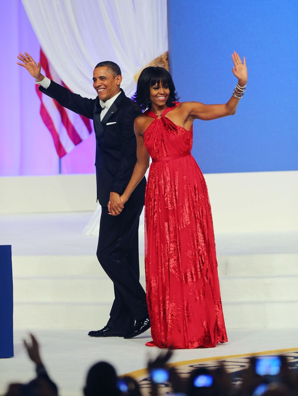 <p>第二期大統領就任式後の舞踏会では、またも「ジェイソン ウー」のドレスを着用。一期のホワイトドレスに続いて今回はレッド！　彼女の鍛え上げられた腕を鮮やかに魅せるシフォンロングドレス。4年間、大統領である夫の隣で、堂々と振る舞ってきた彼女を、赤いスパンコールが表現しているよう。</p>