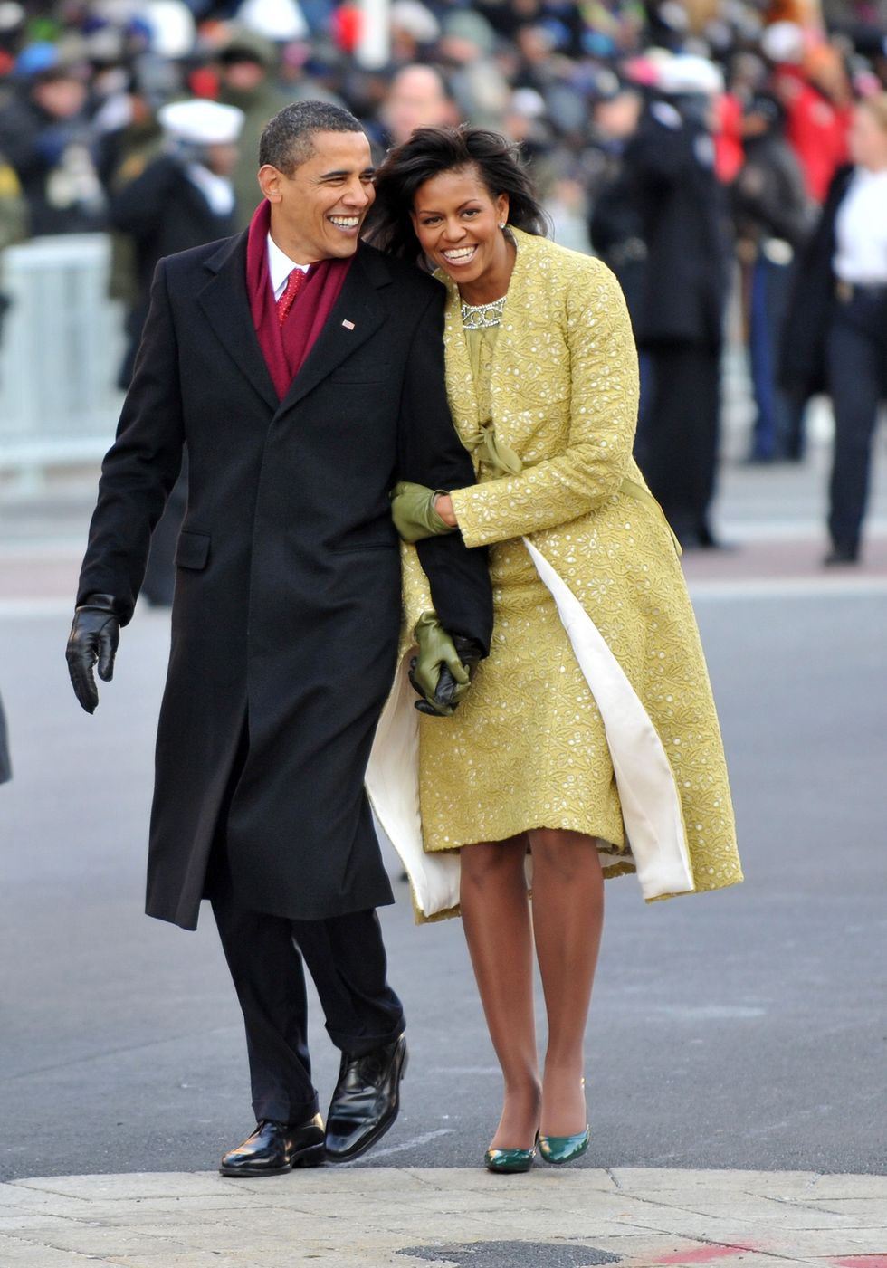 <p>バラク・オバマ大統領就任前から「ミシェル・オバマはGAPやJ.Crewといった庶民派ブランドを着ている」と国民から親しみをもたれていました。2009年1月大統領就任式では、繊細なレモングラス色のアンサンブルで登場。キューバ系アメリカ人のデザイナー「Isabel Toledo」（イザベル トレド）の服を着こなし、ファッション業界人を「さすが」と言わしめました。なぜなら過去の就任式には、レッドやブルーといった星条旗を思わせる色で登場する夫人が多かった中、フレッシュな色で登場したから。ビッグネームではなく、アメリカが誇るファッション大学FITでクチュール賞を受賞する実力派ブランドを選ぶあたりも、好感が持てますね！ ちなみにグリーンのグローブは「J.Crew」のもの。</p>