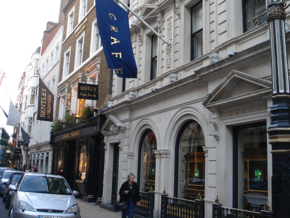 ロンドンの高級宝飾店が並ぶボンド・ストリート