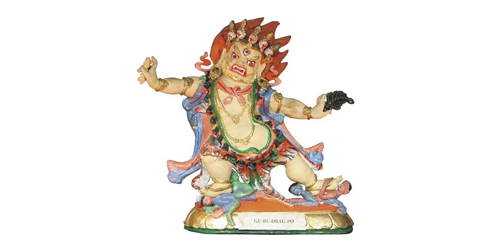 グル・ダクポ 立像 20 世紀 塑造・彩色 所蔵:ブータン王国国立博物館