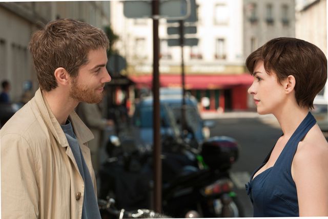 Ear, Hairstyle, Sleeveless shirt, Street fashion, Bangs, Conversation, Brown hair, Facial hair, Beard, Active tank, 