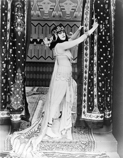<p>ハリウッド史上初のセックスシンボルの1人、セダ・バラは1917年のサイレント映画『クレオパトラ』に出演したとき、コイル状になった際どいヘビのブラトップで胸を覆った。肌を晒した衣装のシーンは、検閲の対象になったほど。残念ながら、フィルムのほとんどは破損してしまったため、現存していない。</p>