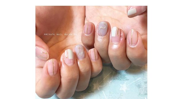 Toe, Finger, Skin, Nail, Barefoot, Foot, Organ, Tan, Close-up, Nail care, 