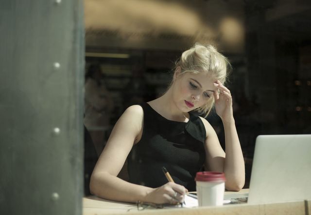 Hand, Laptop part, Laptop, Cup, Jewellery, Computer, Personal computer, Blond, Necklace, Transparent material, 