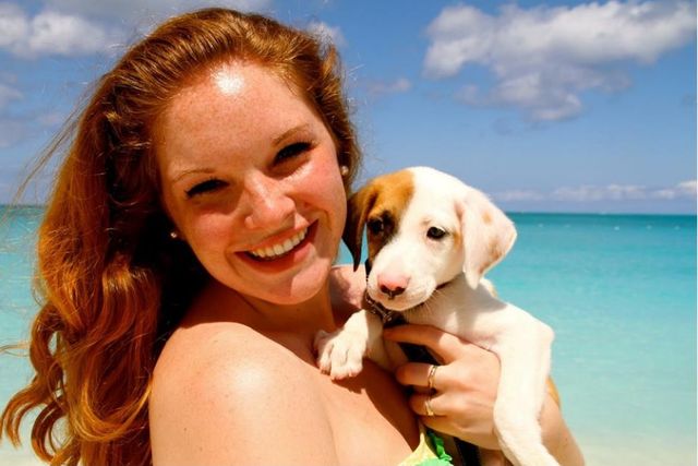 カリブ海に「子犬と遊べる島」が存在！その理由って？