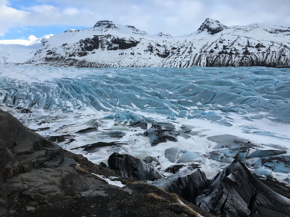 Mountainous landforms, Mountain range, Rock, Winter, Mountain, Glacial landform, Glacial lake, Freezing, Moraine, Snow, 