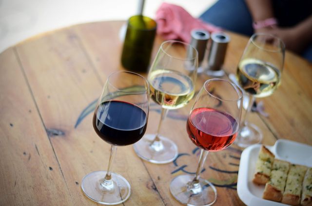 テーブルの上に並ぶ赤ワインや白ワイン
