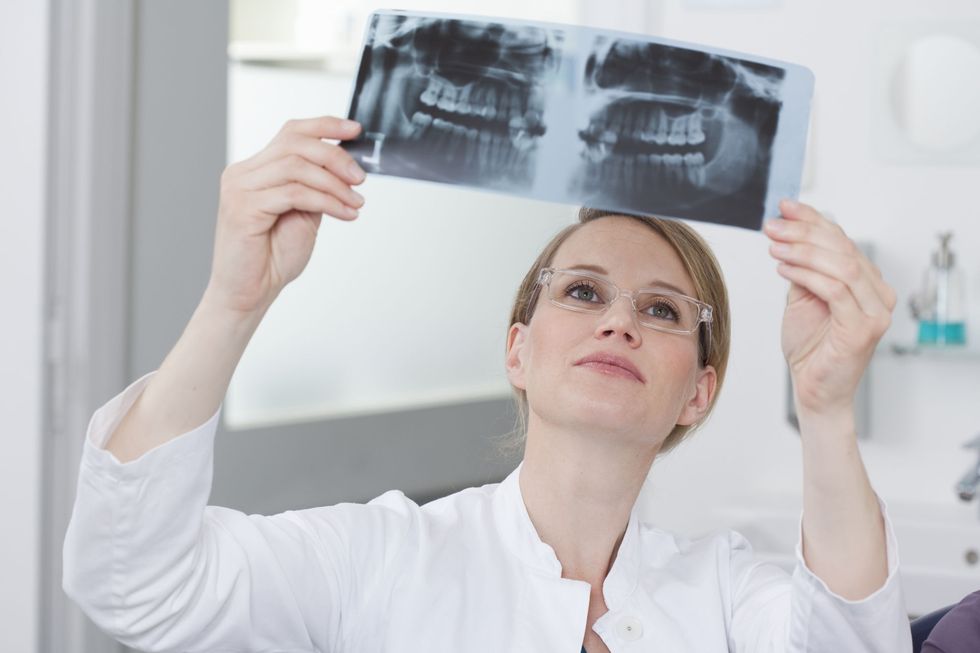 レントゲン写真を確認する歯科矯正医