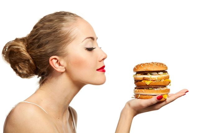 ハンバーガーを美味しそうに見つめる女性