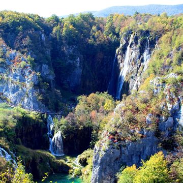 <p>16つの透明な湖と、「世界で一番美しい滝がある」といわれる世界遺産「プリトヴィツェ湖群国立公園」。首都ザグレブの中央バスターミナルから直行バスで1時間半強ほどでアクセスできる、クロアチアに来たら外せない観光スポット！公園内のホテルに泊まることもできますが、日帰りでも十分楽しめます。</p><p><span class="redactor-invisible-space" data-verified="redactor" data-redactor-tag="span" data-redactor-class="redactor-invisible-space"></span></p>