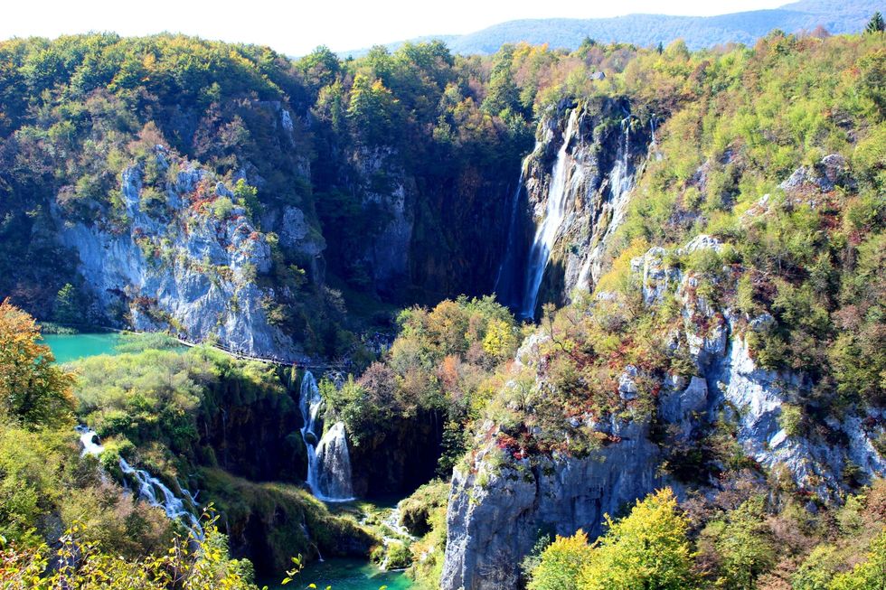 <p>16つの透明な湖と、「世界で一番美しい滝がある」といわれる世界遺産「プリトヴィツェ湖群国立公園」。首都ザグレブの中央バスターミナルから直行バスで1時間半強ほどでアクセスできる、クロアチアに来たら外せない観光スポット！公園内のホテルに泊まることもできますが、日帰りでも十分楽しめます。</p><p><span class="redactor-invisible-space" data-verified="redactor" data-redactor-tag="span" data-redactor-class="redactor-invisible-space"></span></p>