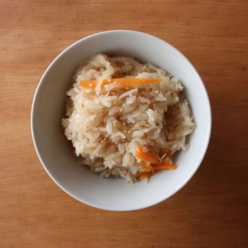 Steamed rice, Food, Wood, White rice, Ingredient, Rice, Cuisine, Jasmine rice, Dish, Tableware, 