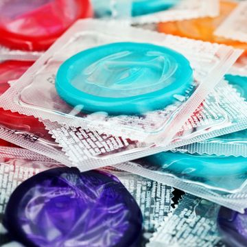 望まない妊娠や性感染症の予防のためにコンドームを使用するのはとても大切なこと。コスモポリタン アメリカ版によると、米カリフォルニア州で州民投票が行われたコンドームの使用にまつわる"ある発案（可決されると条例となる）"が話題となっていたよう。