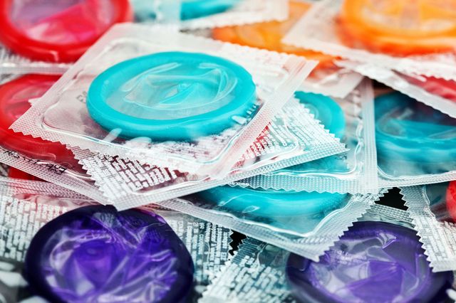 望まない妊娠や性感染症の予防のためにコンドームを使用するのはとても大切なこと。コスモポリタン アメリカ版によると、米カリフォルニア州で州民投票が行われたコンドームの使用にまつわる"ある発案（可決されると条例となる）"が話題となっていたよう。