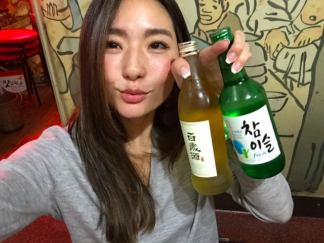 <p>ちなみに、私が韓国で好んで飲むのはオーシップセジュ。百歳酒を焼酎で半分に割って飲むので、付いた名前が五十歳酒（オーシップセジュ）。百歳酒（ペクセジュ）と焼酎（ソジュ）を1本づつ、大きなヤカ<wbr style="background-color: initial;">ンやボウルに混ぜて合わせて飲むお酒です。漢方が入っていて飲みやすく、次の日にも影響が少ないんじゃないかと思います。マッコリだと甘すぎるけど何を飲んだら良いかわからないという方<wbr style="background-color: initial;">は、是非試してみてくださいね！<span data-redactor-tag="span" data-verified="redactor"></span></p>