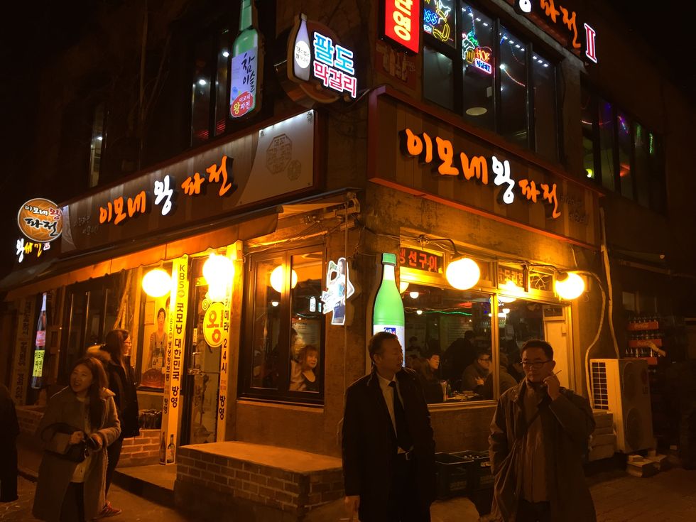 <p>次はパジョンストリート。私たちが日本で注文する「チヂミ」は、韓国語では「パジョン」と言います。焼肉屋さんでももちろん食べられますが、パジョンをメインにする専門店がソウルにはたくさんあるんです。私のおすすめは、「イモネワンパジョン」の特大パジョン！</p>