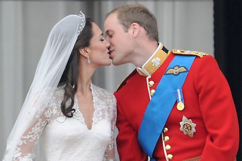 <p><a href="http://www.telegraph.co.uk/news/picturegalleries/royalty/8147385/Royal-wedding-the-log-cabin-where-Prince-William-proposed-to-Kate-Middleton.html" data-tracking-id="recirc-text-link" target="_blank">ケニア旅行中</a>に現キャサリン妃にプロポーズしたウィリアム王子。王子にとってアフリカは環境保護活動を行い、小さい頃から家族で何度も訪れている縁のある土地。電気も通っていない静かなロッジで、永遠の愛を誓い合った2人♡　実はこの旅行中、王子は数週間にわたって母親である故ダイアナ妃の婚約指輪をリュックに入れて移動してたんだとか！　素敵すぎます。</p>