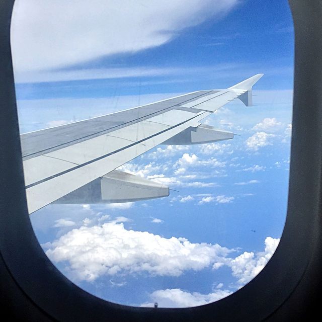 気圧の調整のためにある飛行機の窓の「小さな穴」