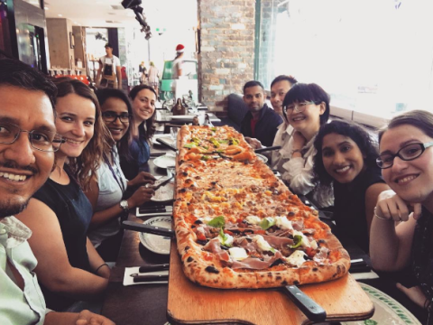 オーストラリアで話題の巨大ピザ