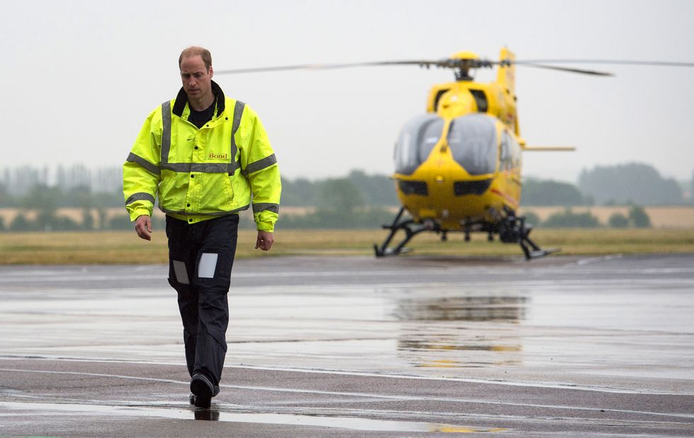 救命用航空機とウィリアム王子（2013年6月）。