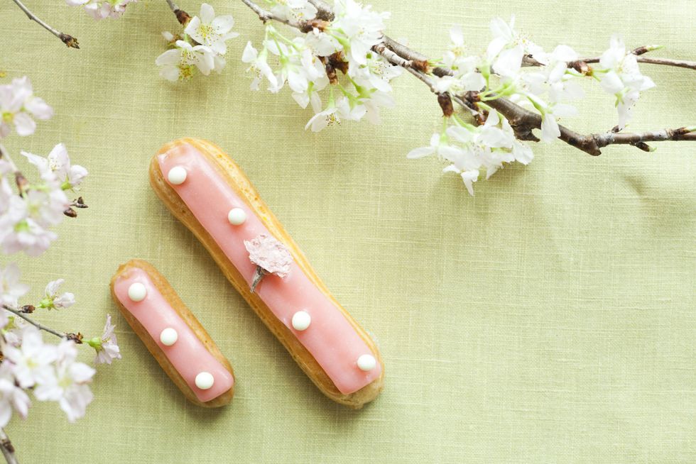 <p>「ペストリー ショップ」のシグネチャースイーツといえば、エクレア。今の季節限定で味わえるのは、桜リュキュールが香るカスタードクリームと食感が楽しいホワイトチョコクランチをちりばめた桜フレーバー。桜の塩漬けのアクセントが日本の春の訪れを予感させます。</p>

<p><em data-redactor-tag="em" data-verified="redactor"><strong data-redactor-tag="strong" data-verified="redactor">さくら エクレア スモール　200円／ラージ　490円（税抜）</strong></em></p>

<p><em data-redactor-tag="em" data-verified="redactor">期間：3月20日（月・祝）〜4月28日（金）</em></p>

<p><a href="http://andaztokyodining.com" data-tracking-id="recirc-text-link" target="_blank"><em data-redactor-tag="em" data-verified="redactor">ペストリー ショップ</em></a></p>