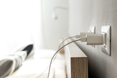 公共の場所でスマホを充電すべきでない理由とは 公共の場所でスマホを充電すべきでない理由とは