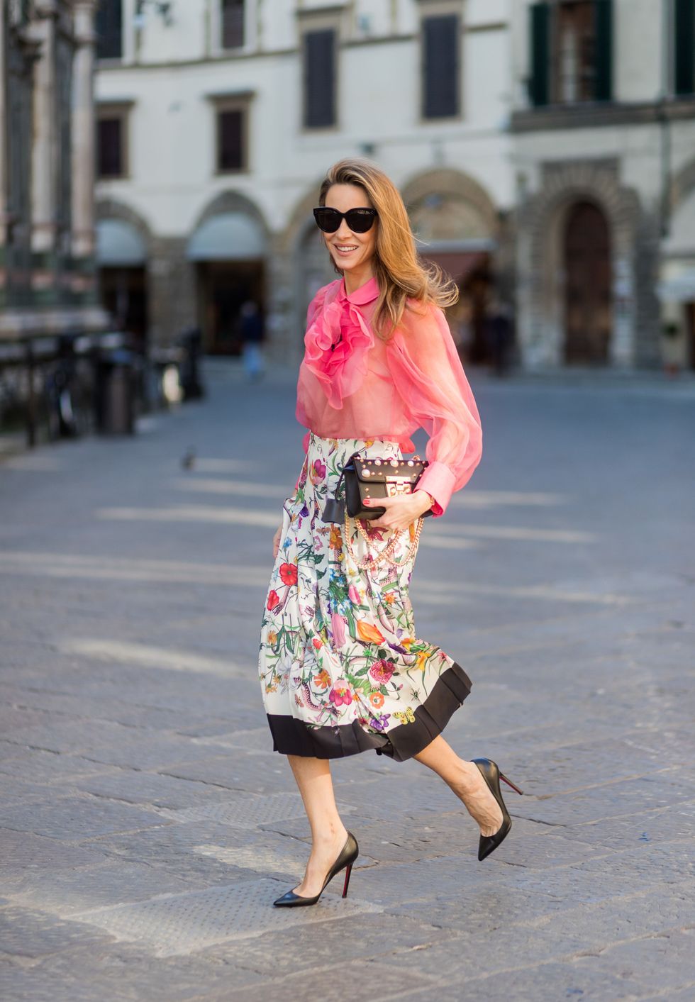 <p>イタリアのフィレンツェに現れた、ドイツのファッションブロガー・モデルのアレクサンドラ･ラップは＜Gucci＞のフリル付きシャツに＜Gucci＞の花柄シルクスカートという春にふさわしい可憐なスタイルを披露。主張の強いアイテムなのにやりすぎに見えないのは、シャツのシースルーによる抜け感のおかげ。＜Gucci＞のブラックパドロックショルダーバッグを相棒にすることで、さらにアダルトな雰囲気を引き立てることに成功！　靴はスカートの裾の黒を拾って＜クリスチャンルブタン＞の黒パンプスに。</p>