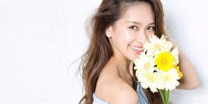 Hair, White, Yellow, Flower, Bouquet, Beauty, Skin, Hairstyle, Smile, Cut flowers, 