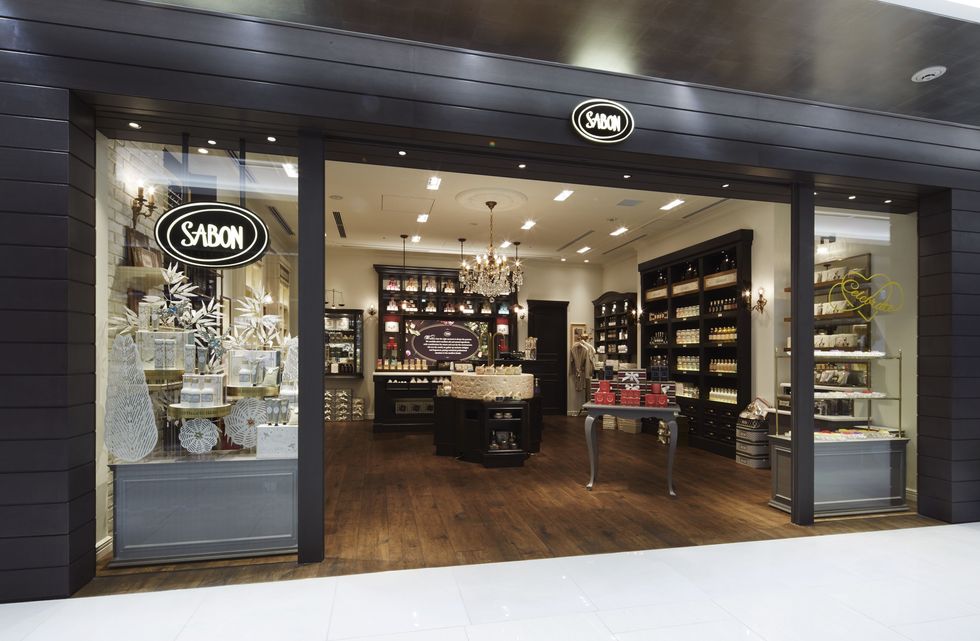 <p>SABONの記念すべき40店舗目となる「SABON GINZA SIX店」。銀座というロケーションに合わせた店内は、シック＆大人ムード漂う雰囲気。壁一面には「SABON」のカラフルなアイテムがずらりと並び、豊かな香りが店内に広がります。五感で楽しむバリエ豊富なアイテムで、キレイを磨き上げて。</p><p>「感度の高い方向けのボディケアラインやホームフレグランスが充実！　思い立ったらこれ1つで飛び立てるトラベルキットやお部屋をラグジュアリーに彩るキャンドルなど、GINZASIX店でしか出会えないアイテムもご用意しています！」（SABON Japan PR　半田景子さん）</p>