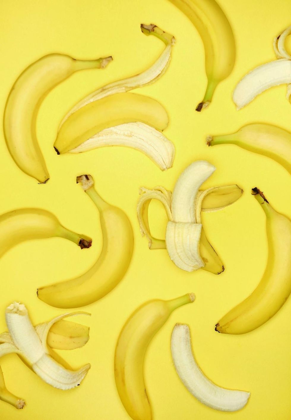 <p>バナナの皮って食べられるの？　と驚くなかれ。アジアや南米では何百年もの間、さまざまなレシピで食べられてきたそうだ。「バナナの皮は伝統的にブラジルのケーキに使われています。おいしいだけでなく、健康な腸をサポートするのに非常に良い不溶性繊維の摂取源なのです」と、ノヴァコヴィッチさんは説明する。ただし今回おすすめる果物の皮のなかで唯一、生で食べない方がよいものなので、火を通すレシピを選ぶのが正解。また、バナナの皮についた殺虫剤について警告する専門家もいるので、食べるときはしっかり洗うことを心がけて。<span class="redactor-invisible-space"></span></p>