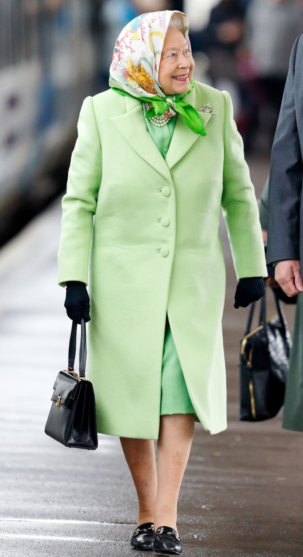 <p>イギリス国内の別邸サンドリンガム・ハウスでクリスマスと年末年始休暇を楽しんだ後に、ロンドンに戻ってきた女王。心もカラダもリフレッシュされたことが見て取れるようなペールグリーンに、いつものハットではなくスカーフを合わせて素材感も軽やかに♡</p>