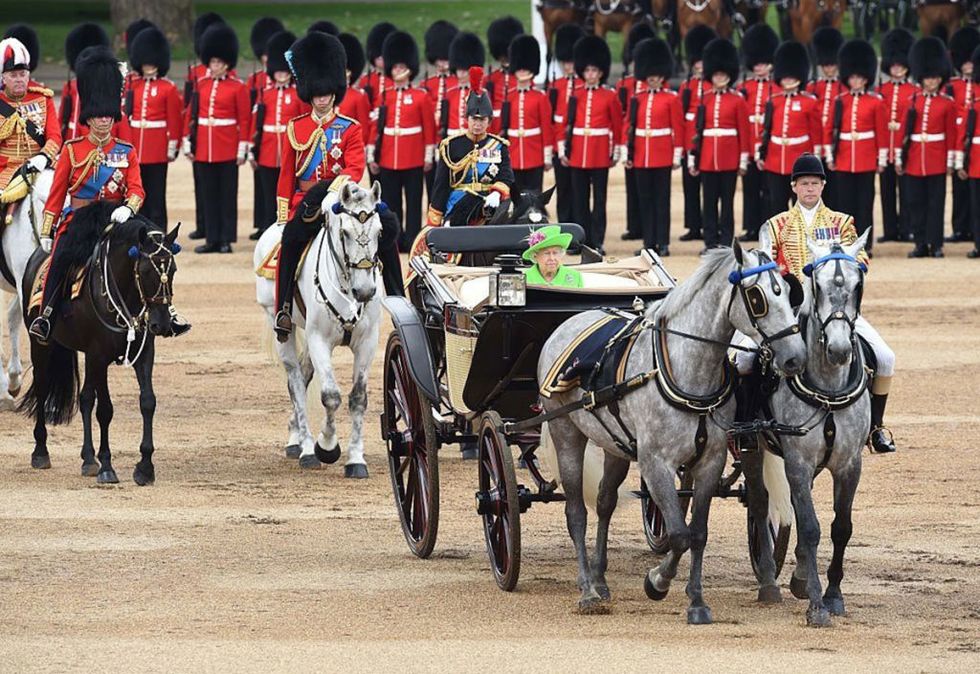 <p><span>かつては女王も馬に乗り、近衛騎兵隊馬を率いていたけれど、1987年以降は王室メンバーとともに馬車に乗るように。イギリスの『テレグラフ』紙によると、パレードには1,400名の近衛兵、200頭近くの馬、400名の音楽隊が参加するという。</span></p>