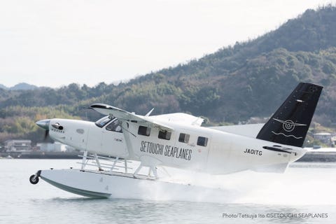 1.水陸両用機「せとうちシープレーンズ」に乗る昨年夏に水陸両用機の運航を開始した「せとうちシープレーンズ」では、尾道の東端、浦崎町にあるオノミチフローティングポートを出発して、和田竜の小説「村上海賊の娘」でも知られる村上海賊ゆかりの島々の上空を約50分間かけて巡ることができます。飛行する地上700メートル前後は、島々の暮らしの息づかいを感じられるほどの距離なのだそう。夏の日差しを浴びてキラキラと輝く真っ青な瀬戸内海の美しさは格別。水上から飛び立つ新感覚の乗り心地を、一度は体験してみたい!大人1名 平日32,000円、土・日・祝 37,000円、特日42,000円(GW、年末年始、お盆、三連休など。詳しくはお問い合わせください) せとうちシープレーンズ