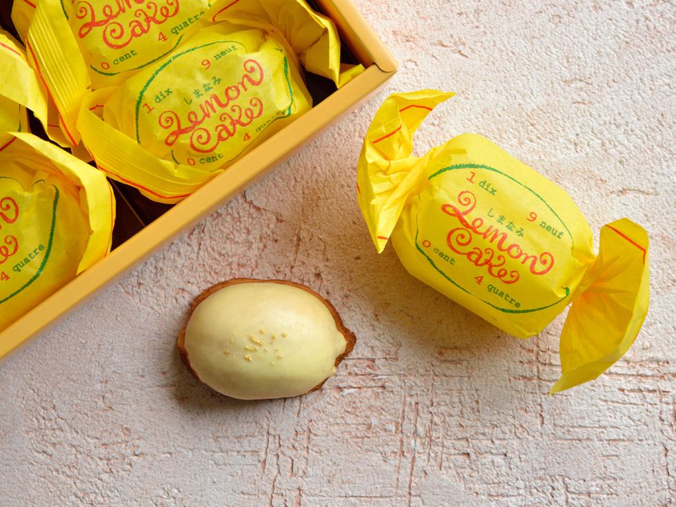 <p>昭和40年～50年代に日本で流行したレモンケーキ。レモン型のソフトな生地に黄色いチョコレートをコーティングした姿は、まさにその時代を彷彿させる懐かしさであふれている。昭和の印象が強いお菓子だが、このしまなみレモンケーキは、より洗練された味わいに仕上がっている。瀬戸内海に浮かぶ岩城島で栽培されたレモンを使用することで、レモンの酸味、香りをしっかりと表現。それを支えるバターの風味も心地よい。キャンディ―包みされた、ポップなデザインのラッピングも可愛らしく、ぱっと明るい気分になれるお菓子だ。</p><p><a href="http://www.patisserie1904.com/index.html" target="_blank" data-tracking-id="recirc-text-link"><strong data-redactor-tag="strong" data-verified="redactor">パティスリー1904</strong></a><span class="redactor-invisible-space" data-verified="redactor" data-redactor-tag="span" data-redactor-class="redactor-invisible-space"><strong data-redactor-tag="strong" data-verified="redactor"><a href="http://www.patisserie1904.com/index.html"></a></strong></span><br></p><p>しまなみレモンケーキ　10個入り　2,450円</p><p><span class="xbe" data-redactor-tag="span" data-redactor-class="xbe" data-verified="redactor">東京都目黒区東山2-5-8</span></p><p><span class="xbe" data-redactor-tag="span" data-redactor-class="xbe" data-verified="redactor">tel．</span>03-3792-1904</p>