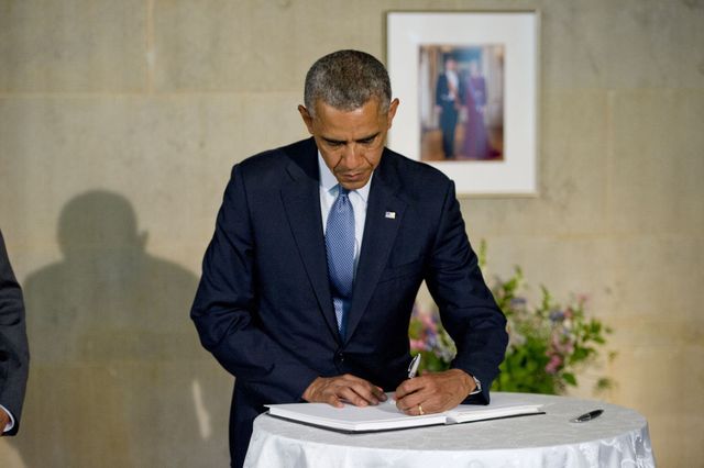 よく天才と言われる左利き／左利きで筆記中のオバマ大統領