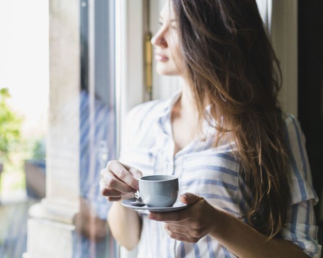 運動効果向上に効果的なカフェインを含むコーヒー／コーヒーを飲む女性