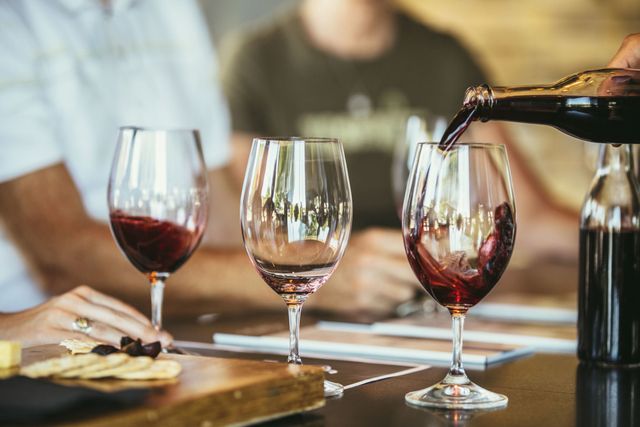 ダイエット中でも飲めるワインの種類／グラスに注がれる赤ワイン