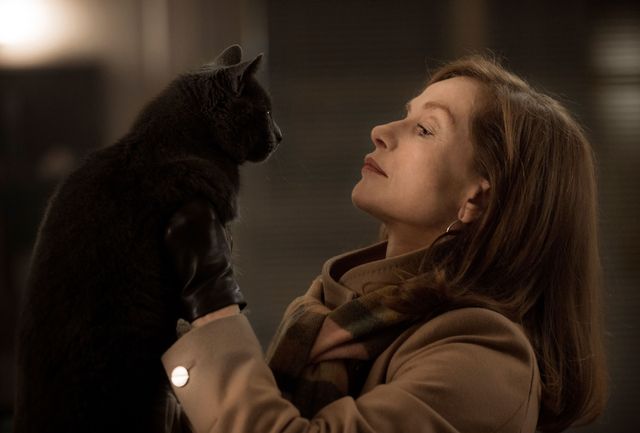 豪邸で猫と二人暮らしのアラフィフ女社長ミシェルを演じる、ほんとはアラ還女優イザベル・ユペール様