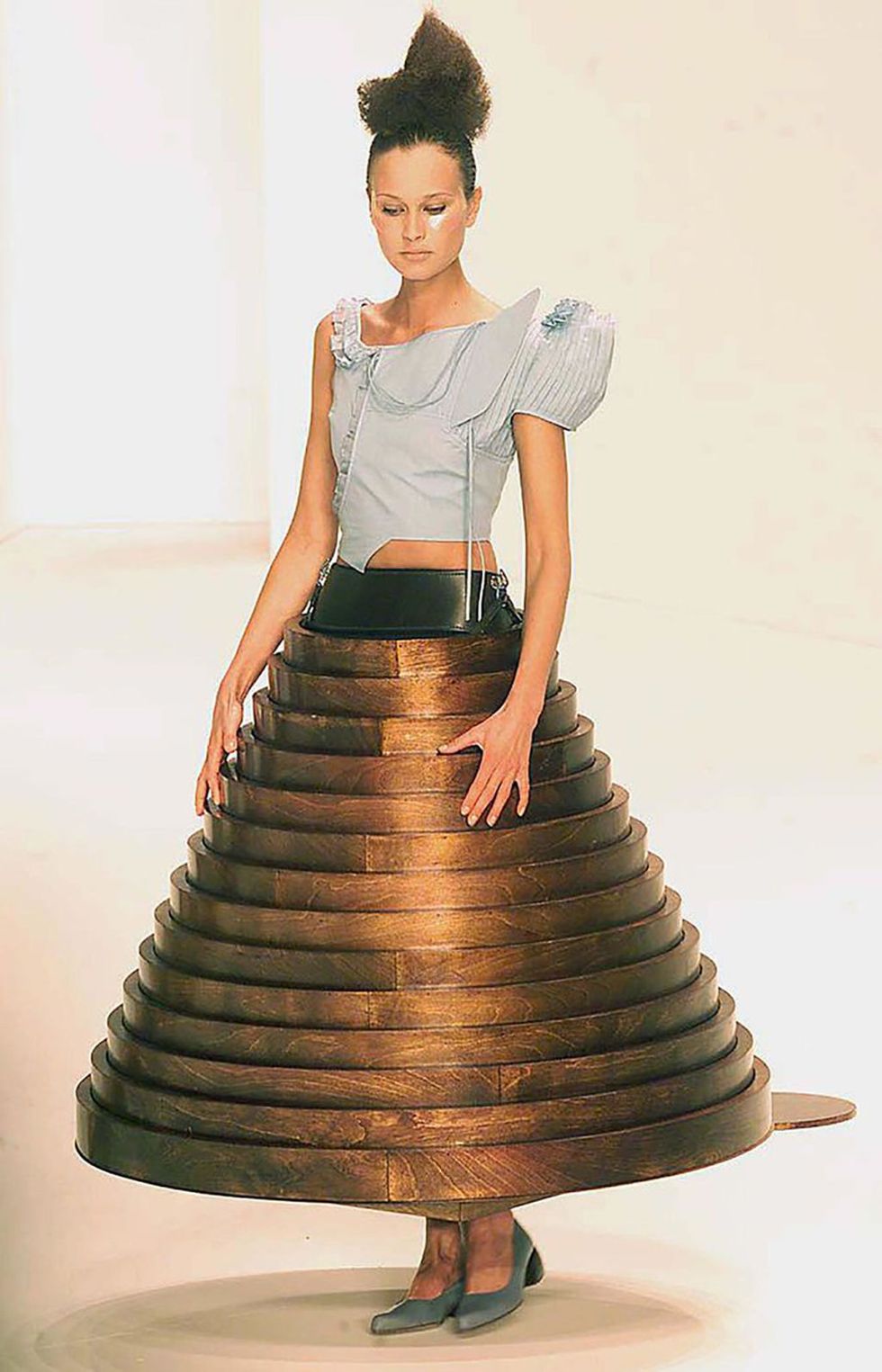 <p>デザイナーのフセイン・チャラヤンは「アフターワーズ」と名付けられた2000-01年秋冬コレクションで、コーヒーテーブルと椅子カバーに変化するドレスやスカートをお披露目。そのファッションの垣根を超えたパフォーマンスに観客はただただ感動！<span class="redactor-invisible-space"></span></p>