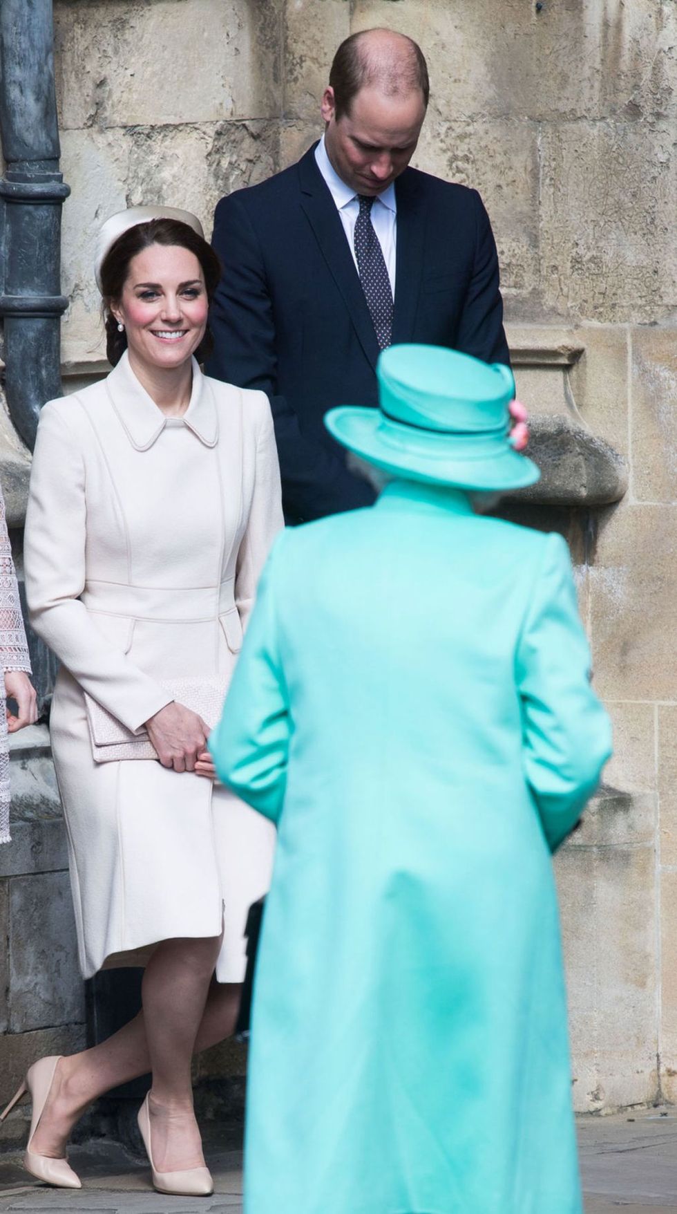 <p>王室儀礼に従い、女王への挨拶は、男性は首を曲げるように、女性は膝を曲げて跪礼（きれい）をして敬意を表す。<span class="redactor-invisible-space"></span></p>