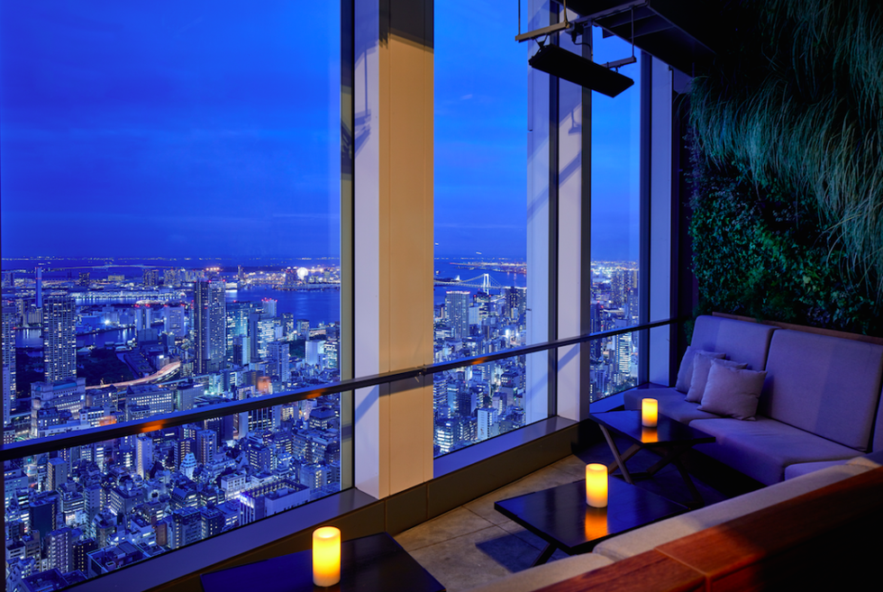 <p>開放的なセミオープンの空間には、時折秋の心地よい風が吹き抜ける。52階の高層階から一望するのは、東京湾、お台場からスカイツリーまでを見渡す大パノラマ。席によっては、目の前で煌々と輝く東京タワーも眺めることができる。</p>