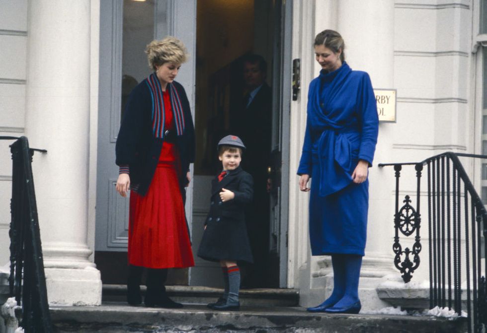 <p>1987年1月15日、ロンドンが雪景色に包まれた日。ウィリアム王子は母ダイアナ元妃とともにウェザビー・スクールへ初登校し、フレデリカ・ブレア・ターナー校長（当時）に暖かく迎えられた。まるでサムズアップしたかのような堂々としたポージングを見せ、さすが未来の国王の片鱗をのぞかせた。<span class="redactor-invisible-space" data-verified="redactor" data-redactor-tag="span" data-redactor-class="redactor-invisible-space"></span></p>