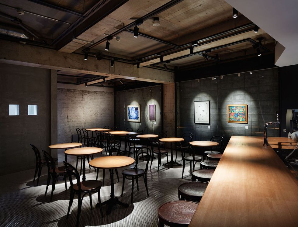 <p>中軽井沢にある「セゾン現代美術館」の新たな活動の一環として東京の神宮前に設立したアートスペース「セゾン アート ギャラリー」。地下一階の、「カフェ・ダイニングバー 367°」では、セゾン現代美術館の珠玉のコレクション作品や、所属アーティストの作品を展示。アートを最も身近に感じられる特別な空間の中で、リラックスしながらお酒や軽食を楽しむことができる。</p><p>ちなみに、1階フロアでは9月26日（火）まで畑山太志個展「時はぐれ」、B2階フロアでは9月18日（月）～9月25日（月）まで秋山佑太キュレーションの現代美術展「ground under」を予定している。まさに「芸術の秋」にこそ、訪れたいスポット！</p><p><a href="http://sezonartgallery.com" target="_blank" data-tracking-id="recirc-text-link">セゾン アート ギャラリー</a></p>