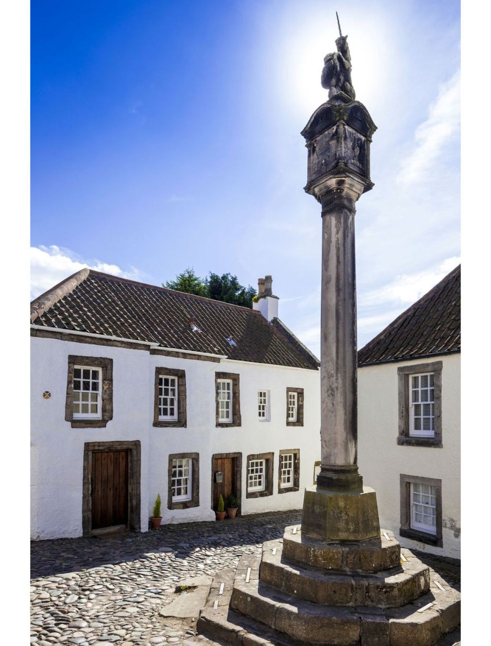 Town, Building, Street light, Historic site, Architecture, Cobblestone, Light fixture, Clock tower, Street, Tower, 