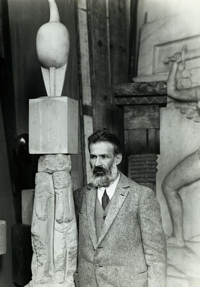 <p><strong data-redactor-tag="strong">コンスタンティン・ブランクーシの彫刻作品</strong></p><p>「ルーマニア出身、20世紀のパリで活躍した彫刻家のコンスタンティン・ブランクーシは、抽象彫刻に大きな影響を与えたアーティスト。</p><p>20年以上前にパリにあるポンピドゥーセンター国立近代美術館で、彼の作品を観たときの『これだ！』という強い衝撃と、その後に包まれた幸福感を今でも鮮明に覚えているわ。それから彼の考え方や作品について調べ、さらに影響を受け始めて。特にブランクーシが残した名言『シンプルなものは、複雑なものが解決された姿だ』は、メイクアップの世界でも活かすことのできる考え方で、自分の中で大切にしている言葉！」</p>