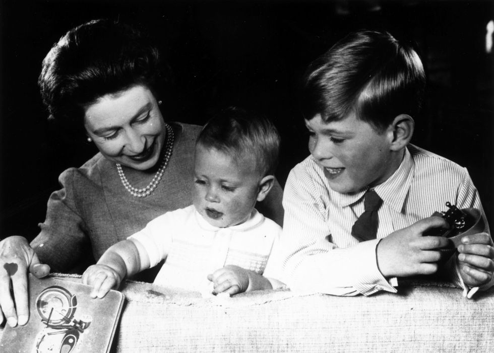 <p><span>1964年、4兄弟の末っ子としてエドワード王子が誕生。1960年代後半、ロイヤルファミリーは「BBC」のドキュメンタリーのために自宅にカメラを設置。イギリス国民は"女王"ではなく、子供たちと一緒にリラックスしている様子の"お母さん"を目にすることができた。このドキュメンタリーには、エリザベス女王がエドワード王子の手を取りながら家族とともにウィンザー城の敷地を散策している様子も収録された。エリザベス女王は、特に末っ子のエドワード王子との密接な関係を維持しているのだそう。2年前、女王の90回目の誕生日のお祝いに先立ち、エドワード王子と妻のソフィーは多くの週末をエリザベス女王＆フィリップ王配と過ごしていて、女王が積極的に孫と過ごす時間を持っていることを『スカイ・ニュース』に明かしていた。</span></p>